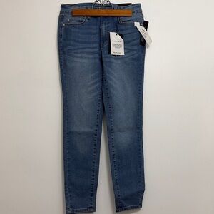 🆕 Tahari Kelly Mid Rise Skinny Jeans in Glacier Wash